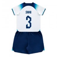 Camiseta Inglaterra Luke Shaw #3 Primera Equipación para niños Mundial 2022 manga corta (+ pantalones cortos)